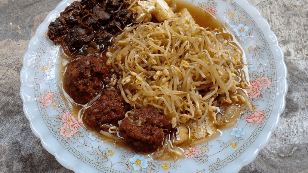 lontong balap by canva Kuliner Khas Ramadhan